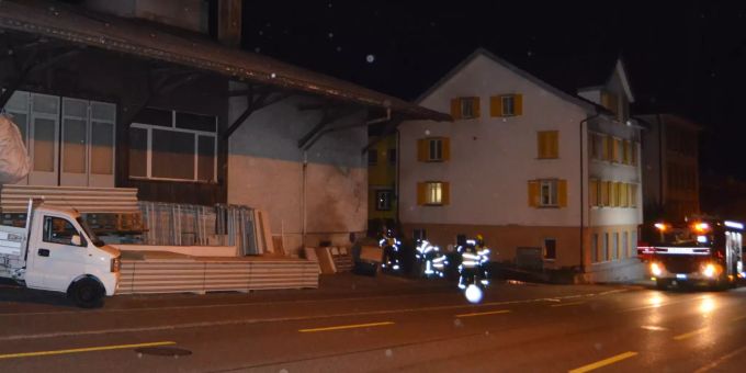 Die aufgebotene Feuerwehr konnte schlimmeres verhindern. Kantonspolizei Appenzell Ausserrhoden