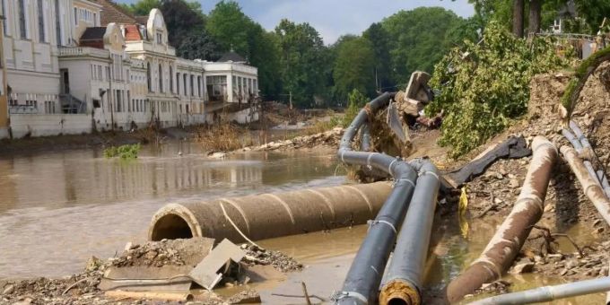 Weggeschwemmte Versorgungsleitungen liegen am Ufer der Ahr. Mit dem Hochwasser Mitte Juli sind insgesamt auch rund 350 Kilogramm Munition aus dem Zweiten Weltkrieg freigespült worden. Foto: Thomas Frey/dpa Weggeschwemmte Versorgungsleitungen liegen am Ufer der Ahr. Mit dem Hochwasser Mitte Juli sind insgesamt auch rund 350 Kilogramm Munition aus dem Zweiten Weltkrieg freigespült worden. Foto: Thomas Frey/dpa