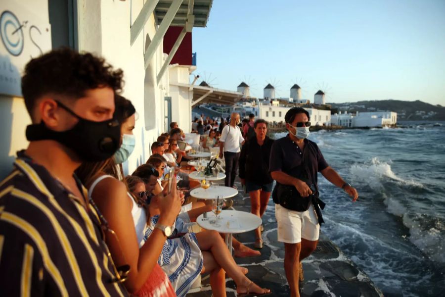 Menschen gehen durch Klein-Venedig auf der Ägäisinsel Mykonos, Griechenland.