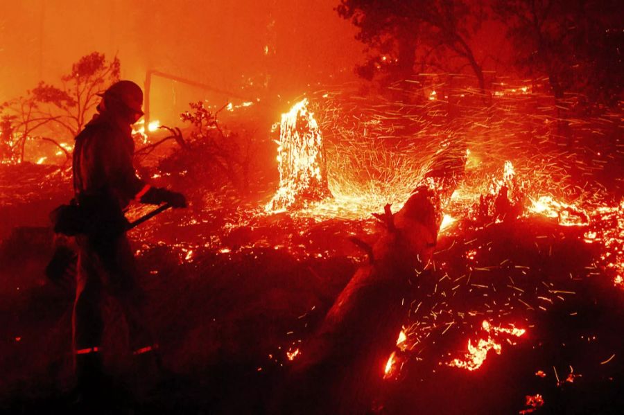 Ein Feuerwehrmann kämpft am 7. September 2020 gegen die Ausbreitung des Creek-Feuers.