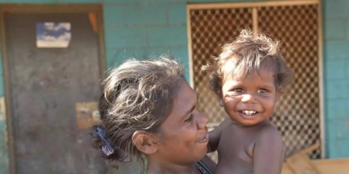 Eine indgene Mutter und ihr Kind in Ramingining im Northern Territory. (Archivbild) aborigines