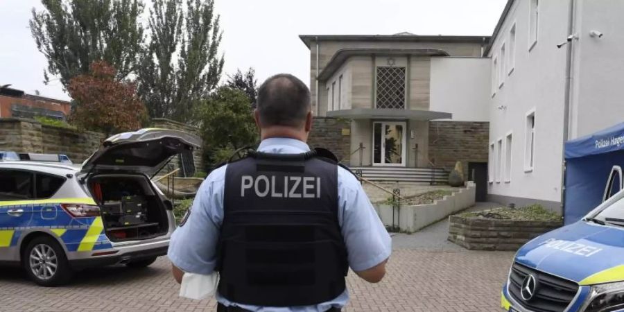 Polizisten bewachen die Synagoge in Hagen. Foto: Roberto Pfeil/dpa