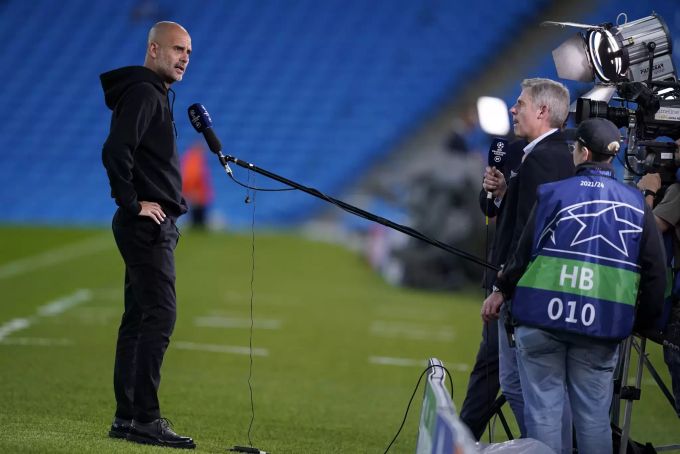 Pep Guardiola äussert sich im Interview nach dem Spiel über die Fans von Manchester City. Pep Guardiola Manchester City