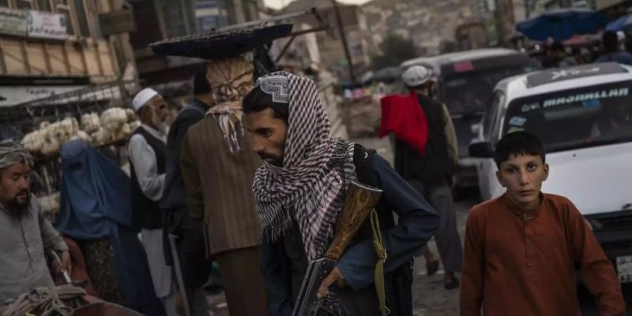 Ein Taliban-Kämpfer patrouilliert auf einem Markt in Kabul (Symbolbild). Foto: Bernat Armangue/AP/dpa