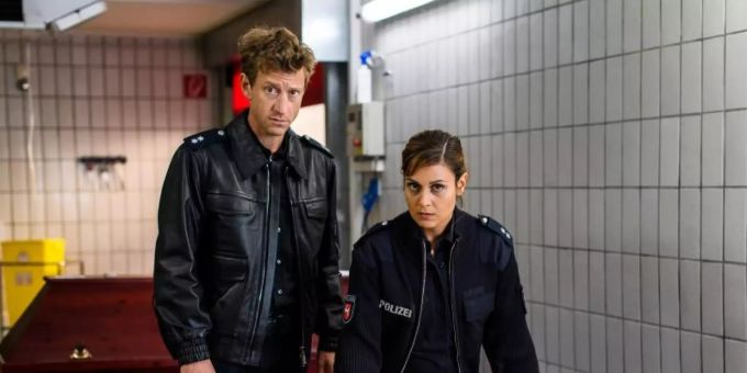 Henk Cassens (Maxim Mehmet) und Süher Özlügül (Sophie Dal) schauen sich im Krematorium um. Foto: Willi Weber/ZDF/dpa Henk Cassens (Maxim Mehmet) und Süher Özlügül (Sophie Dal) schauen sich im Krematorium um. Foto: Willi Weber/ZDF/dpa