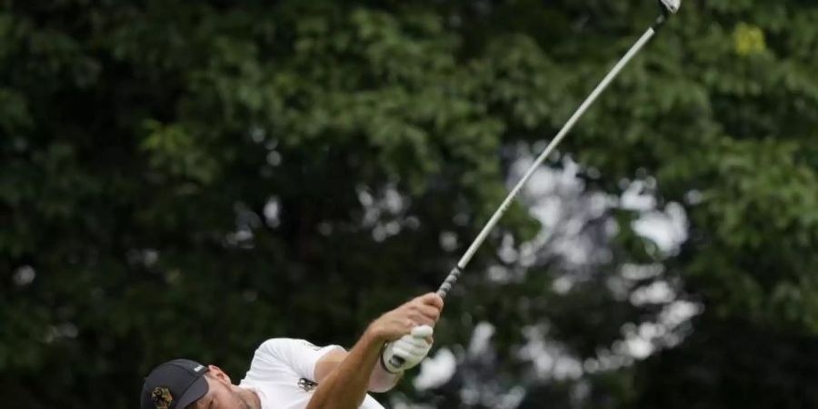 Maximilian Kieffer liegt beim olympischen Golfturnier im Mittelfeld. Foto: Matt York/AP/dpa