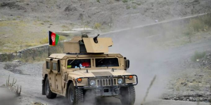 NRF-Kämpfer patrouilleren in Humvee in Pandschir. Pandschir