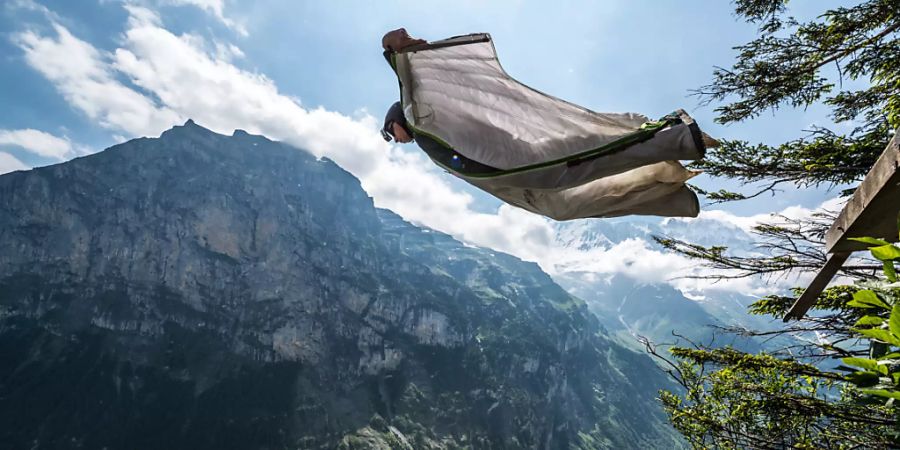 ARCHIV - Ein Base-Jumper springt (26.06.2014) mit seinem Wingsuit in Lauterbrunnen, Schweiz von einem Felsen in die Tiefe. Wiederholt kommt es bei der Extremsportart zu tödlichen Unfällen. Jetzt verunglückte eine Frau Berg Katthammaren (Norwegen), nachdem dort bereits letztes Jahr eine Frau verstorben war. Foto: Damien Deschamps/dpa