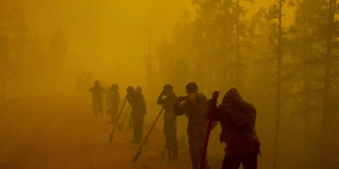 Freiwillige Helfer machen am Ort eines Waldbrands im Gebiet Gorny Ulus westlich von Jakutsk eine Pause. Foto: Ivan Nikiforov/AP/dpa Freiwillige Helfer machen am Ort eines Waldbrands im Gebiet Gorny Ulus westlich von Jakutsk eine Pause. Foto: Ivan Nikiforov/AP/dpa