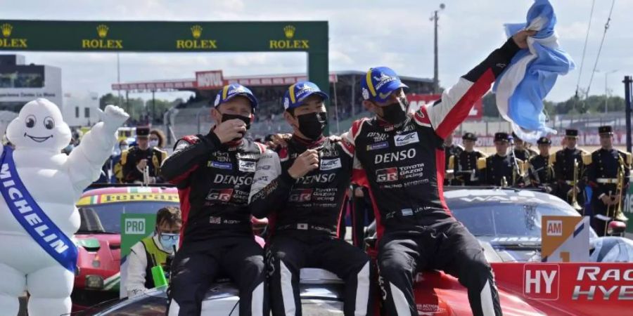 Das Sieger-Trio Mike Conway (l-r), Kamui Kobayashi und Jose Maria Lopez. Foto: Francois Mori/AP/dpa