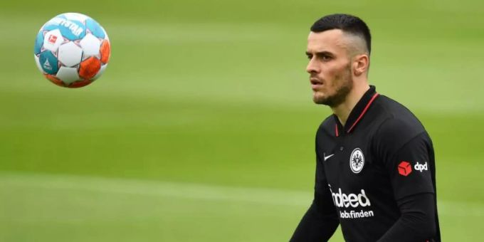 Nach einer Aussprache soll Filip Kostic in Frankfurt wieder an die guten Leistungen der Vergangenheit anknüpfen. Foto: Arne Dedert/dpa Nach einer Aussprache soll Filip Kostic in Frankfurt wieder an die guten Leistungen der Vergangenheit anknüpfen. Foto: Arne Dedert/dpa