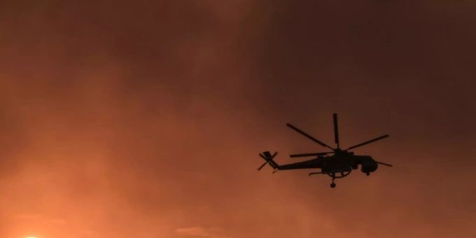 Die Feuerwehr ist mit Hubschraubern im Einsatz. (Symbolbild) Feuerwehr