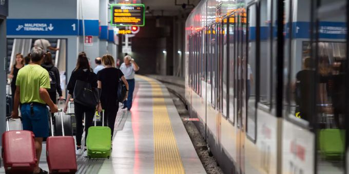 Passagiere auf Terminal 2 des Mailänder Flughafens Malpensa nach Ankunft ihres Zug Tilo der SBB aus der Schweiz am Dienstag, 30. Juli 2019. (Symbolbild) Zug Italien