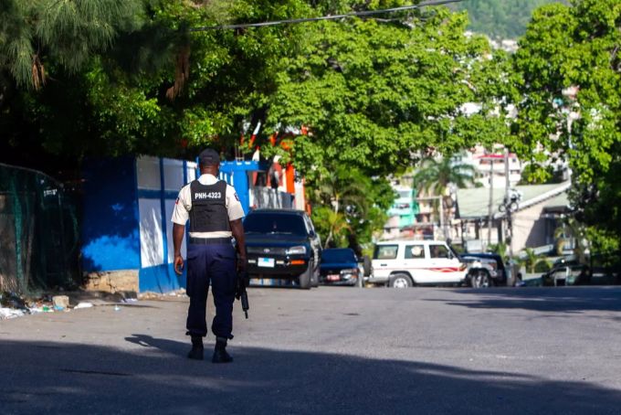 Ein Sicherheitsagent bewacht die Umgebung der Residenz des ermordeten haitianischen Präsidenten Jovenel Moïse. haiti mord präsident moïse