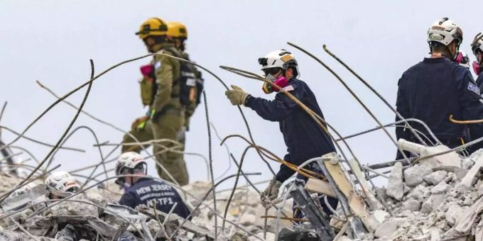 Rettungskräfte arbeiten sich durch die Trümmern des teilweise eingestürzten Wohnkomplexes. Noch immer werden Dutzende Menschen vermisst. Foto: Al Diaz/Miami Herald/AP/dpa Rettungskräfte arbeiten sich durch die Trümmern des teilweise eingestürzten Wohnkomplexes. Noch immer werden Dutzende Menschen vermisst. Foto: Al Diaz/Miami Herald/AP/dpa