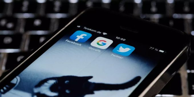 Die Icons der Internetunternehmen Facebook (l-r), Google und Twitter sind auf dem Display eines iPhones zu sehen. Facebook, Google Twitter coronavirus