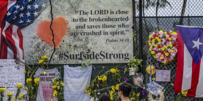 Erinnerungen, persönliche Gegenstände und Blumen sind an der Surfside Wall of Hope Memorial zu sehen. Zwei Wochen nach dem Einsturz eines Wohnhauses bei Miami besteht kaum noch Hoffnung, Überlebende in den Trümmern zu finden. Man gehe nun von einer Rettungs- zu einer Bergungsaktion über. Miami Surfside Wall Hope
