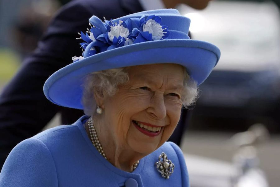 Queen Elizabeth II. zeigt sich glücklich in Cumbernauld Ende Juni. Gemeinsam mit Enkel Prinz William und Tochter Prinzessin Anne reiste sie nach Schottland.