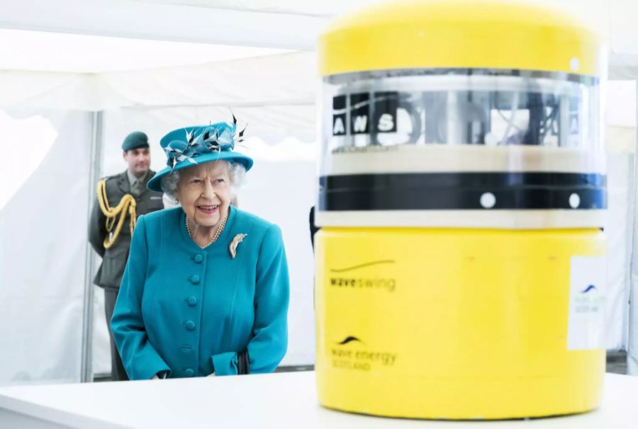 Bei ihrem Besuch im Edinburgh Climate Change Institute scheint Queen Elizabeth II. vergnügt.