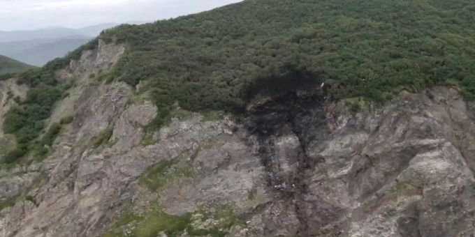 Das vom russischen Ministerium für Notfallsituationen zur Verfügung gestellte Foto zeigt Wrackteile des abgestürzten Flugzeugs. Foto: Uncredited/Russia Emergency Situations Ministry press service/AP/dpa Das vom russischen Ministerium für Notfallsituationen zur Verfügung gestellte Foto zeigt Wrackteile des abgestürzten Flugzeugs. Foto: Uncredited/Russia Emergency Situations Ministry press service/AP/dpa