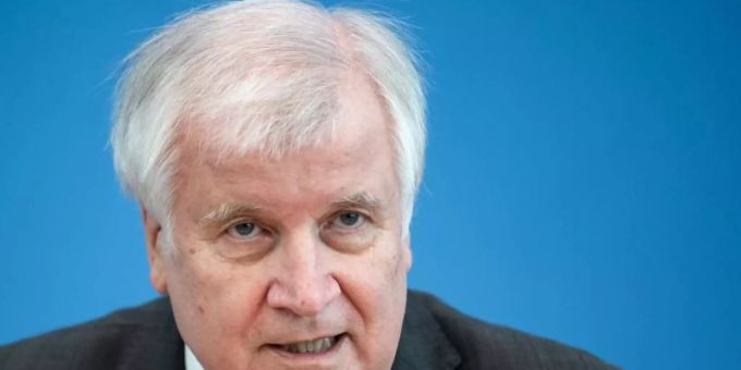 Minister Seehofer will weiter nach Afghanistan abschieben. Foto: Bernd von Jutrczenka/dpa Minister Seehofer will weiter nach Afghanistan abschieben. Foto: Bernd von Jutrczenka/dpa