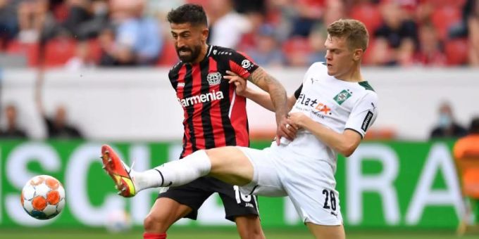 Das angebliche Interesse des FC Bayern München an Matthias Ginter (r) von Borussia Mönchengladbach hat Max Eberl nicht bestätigt. Foto: Marius Becker/dpa Das angebliche Interesse des FC Bayern München an Matthias Ginter (r) von Borussia Mönchengladbach hat Max Eberl nicht bestätigt. Foto: Marius Becker/dpa