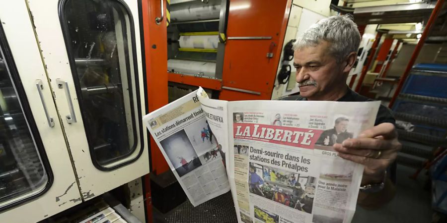 Ein Druckereiangestellter prüft 2014 Druck und Farbe der «La Liberté». (Archivbild)