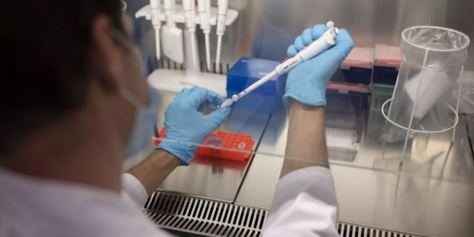 Ein Labormitarbeiter bereitet im Functional Genomics Center (FGCZ) der Universität und ETH Zürich SARS-CoV2-Proben zur Genomsequenzierung vor. coronavirus