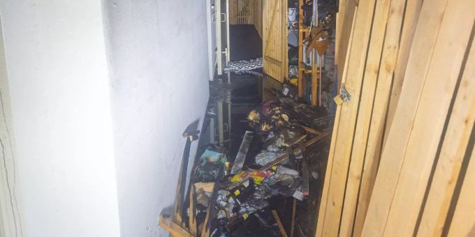 Die Feuerwehr rückte mit einem Grossaufgebot aus und löschte den Brand. Brand