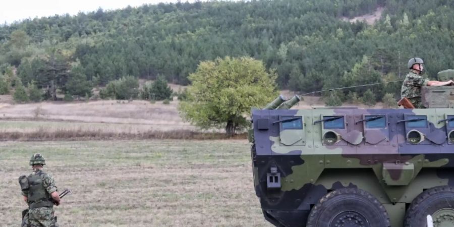 Serbische Soldaten im Dorf Rudnica. Nach dem Zwischenfall sollen Einheiten an die Grenze zum Kosovo verlegt worden sein.