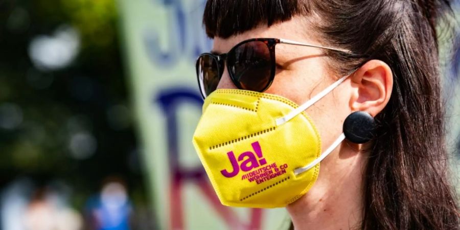 Demonstrantin für Volksentscheid