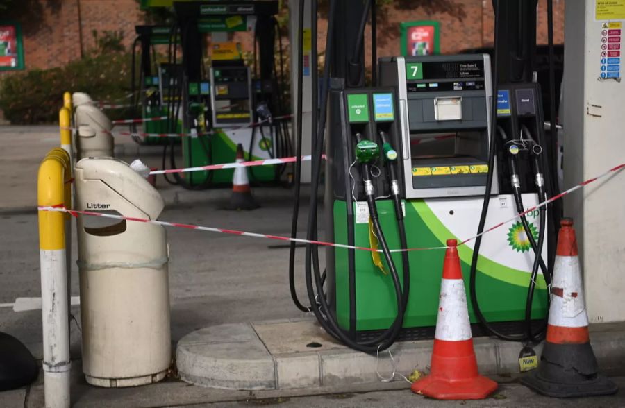 Eine geschlossene Tankstelle, die kein Benzin mehr hat.