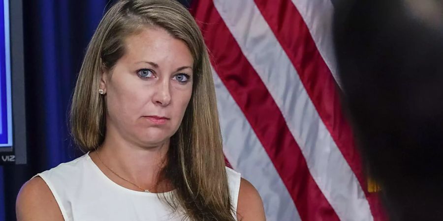 ARCHIV - Die Sekretärin des New Yorker Gouverneurs Melissa DeRosa hört zu, als dieser während einer Pressekonferenz spricht. DeRosa trat am Sonntag, 8. August, zurück, eine Woche nachdem ein Bericht festgestellt hatte, dass der Gouverneur 11 Frauen sexuell belästigt hatte. Foto: Mary Altaffer/AP/dpa