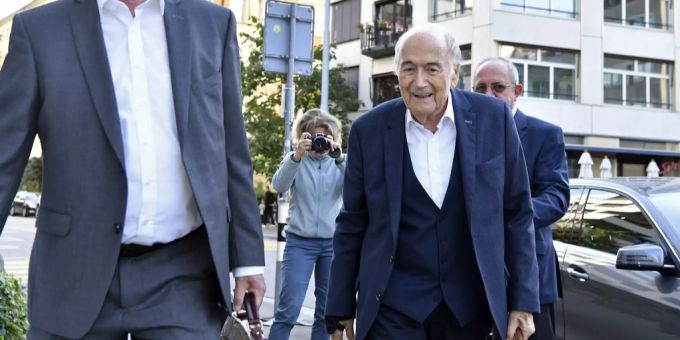 Anklage? - Ex-Fifa-Präsi Blatter wegen 2-Millionen-Zahlung einvernommen