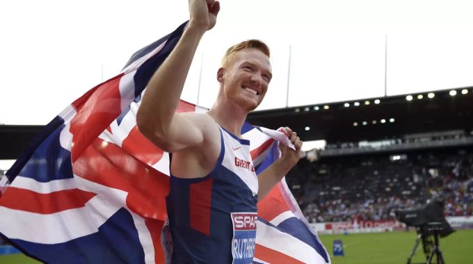 Greg Rutherford greift nun im Bobkanal an. Greg Rutherford