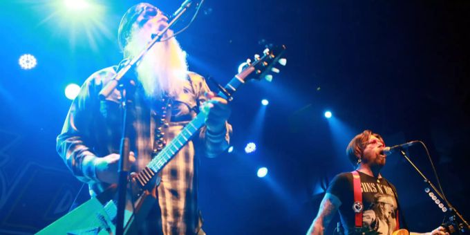 Frontmann Jesse «The Devil» Hughes und Gitarrist Dave Catching der Eagles of Death Metal. Eagles of Death Metal