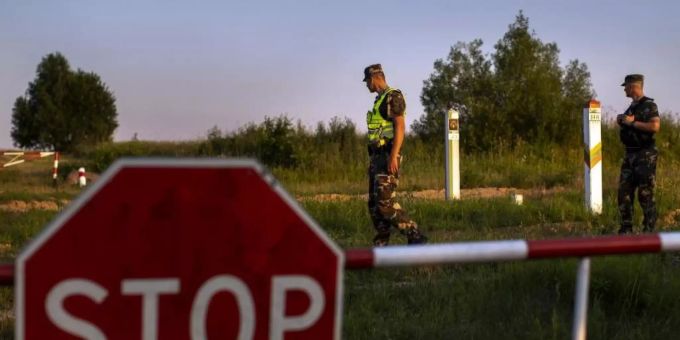 An der Grenze zwischen Litauen und Belarus soll bald ein Stacheldrahtzaun stehen. Foto: Mindaugas Kulbis/AP/dpa An der Grenze zwischen Litauen und Belarus soll bald ein Stacheldrahtzaun stehen. Foto: Mindaugas Kulbis/AP/dpa