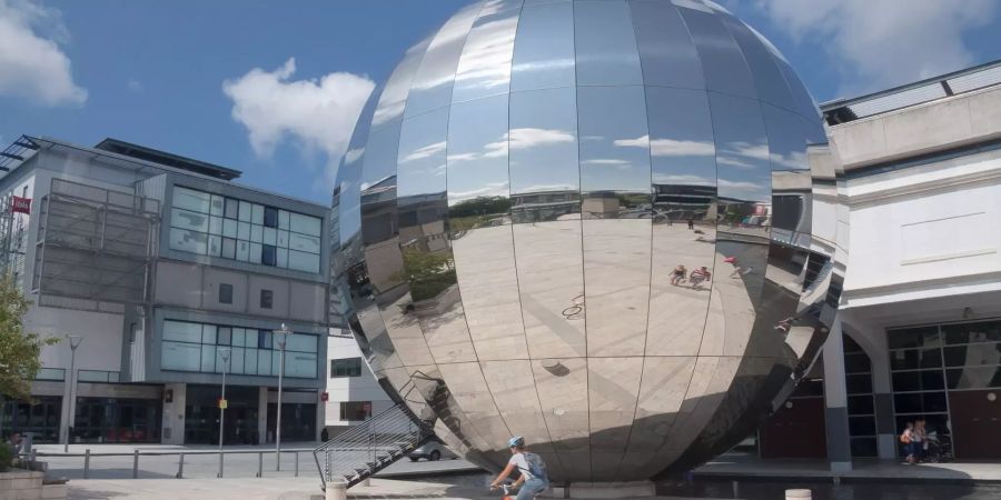 Das Planetarium in Bristol legt nahe, was so bislang noch nicht realisiert wurde: Das 360-Grad-Kugel-Planetarium gäbe eine neue Art des immersiven Kosmos-Erlebnisses und wäre mit dem heutigen Stand der Technik wohl realisierbar, doch in die Tat umgesetzt wurde die totale Weltraumerfahrung bislang noch nicht.