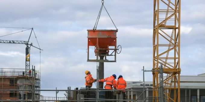 In Sparten wie dem «Baugewerbe» wurde 2020 fast gleich viel gearbeitet wie 2010. Baugewerbe