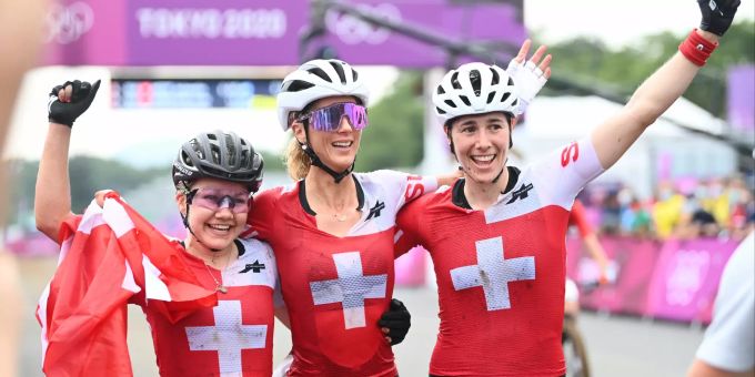 Sina Frei, Jolanda Neff und Linda Indegand jubeln gemeinsam nach ihrem Olympia-Triumph. Jolanda Neff