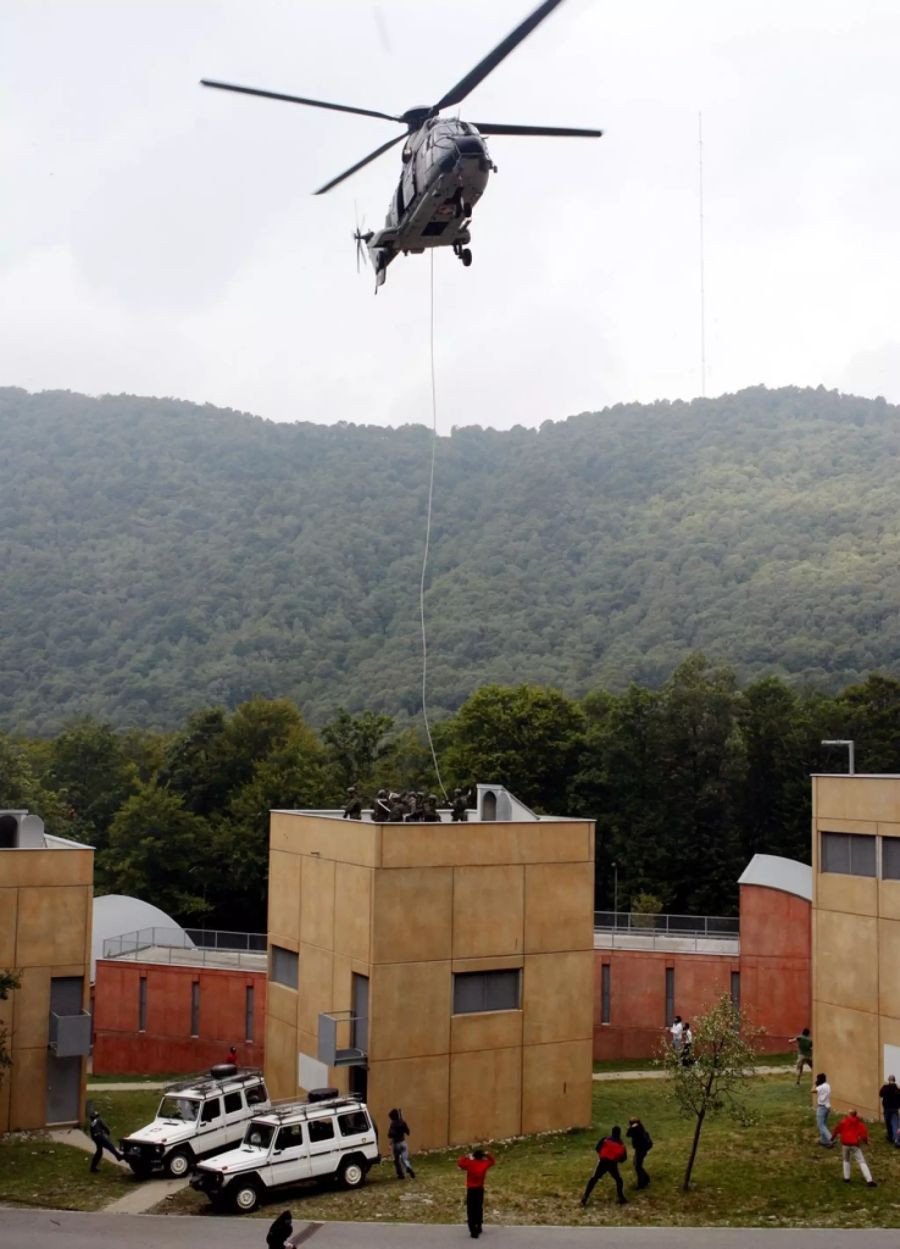 Zu den Aufgaben der Berufssoldaten des AAD 10 gehören der Schutz von Schweizer Personen und Sachen im Ausland bei erhöhter Bedrohung, die Rettung und Rückführung von Schweizer Bürgerinnen und Bürgern aus Krisengebieten sowie die Beschaffung von Schlüsselnachrichten in diesem Rahmen.