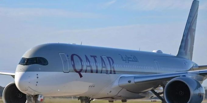 Ein Flieger von Qatar Airways. Gynäkologie