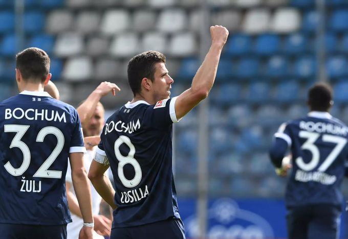 Die Spieler vom VfL Bochum können Gregor Kobel zwar nicht bezwingen, haben aber trotzdem Grund zu jubeln. (Archivbild) VfL Bochum