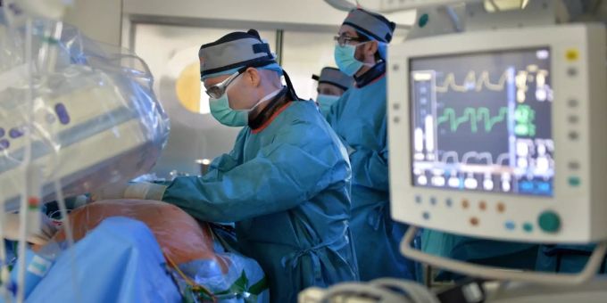Bei einem Eingriff wird ein Stent gesetzt. herzoperation