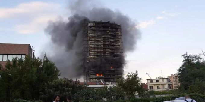 Ein Brand hat am Sonntagnachmittag ein Hochhaus am südlichen Stadtrand von Mailand zerstört. Foto: Luca Bruno/AP/dpa Ein Brand hat am Sonntagnachmittag ein Hochhaus am südlichen Stadtrand von Mailand zerstört. Foto: Luca Bruno/AP/dpa