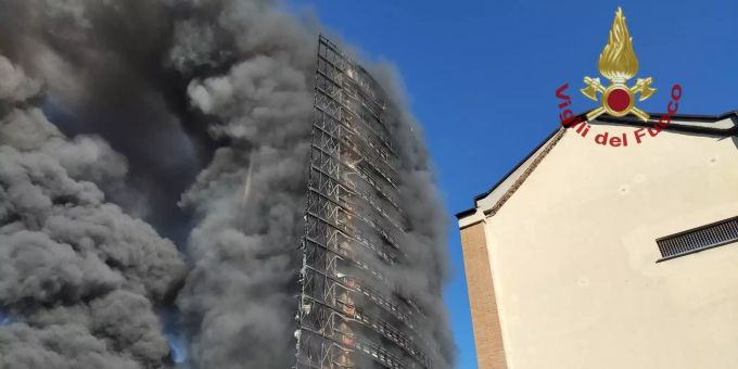 In Mailand steht ein Hochhaus in Flammen. Feuer Hochaus Mailand