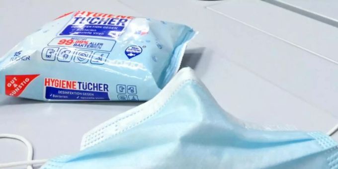 Maske und Hygienetücher in der Universität Kassel auf einem Pult. Die Sieben-Tage-Inzidenz in Deutschland ist erneut angestiegen. Foto: Uwe Zucchi/dpa Maske und Hygienetücher in der Universität Kassel auf einem Pult. Die Sieben-Tage-Inzidenz in Deutschland ist erneut angestiegen. Foto: Uwe Zucchi/dpa