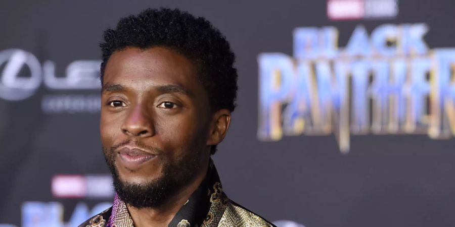 ARCHIV - US-Schauspieler Chadwick Boseman ist posthum als Namenspate der Howard Universität in Washington D.C. geehrt worden. Er studierte dort Filmregie. Foto: Chris Pizzello/Invision/AP/dpa