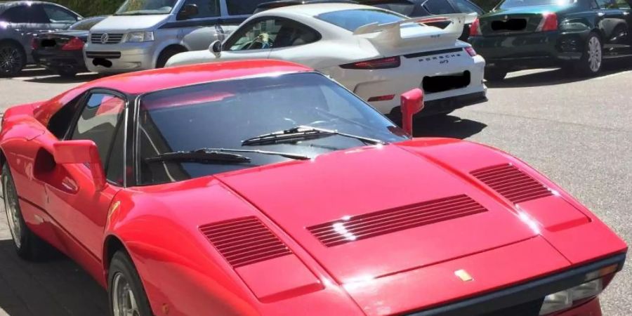 Dieses von der Polizei Düsseldorf zur Verfügung gestellte Foto zeigt einen Ferrari. Ein unbekannter Täter nutzte die Gelegenheit einer Probefahrt und entwendete am 13.Mai in Neuss Uedesheim einen seltenen und hochwertigen Ferrari GTO. Foto: ---/Polizei Düsseldorf/dpa