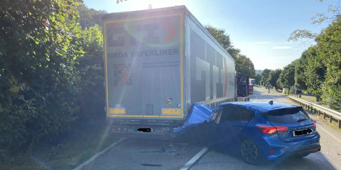 Auf dem Rastplatz Mumpf AG fuhr ein Auto in einen parkierten LKW.